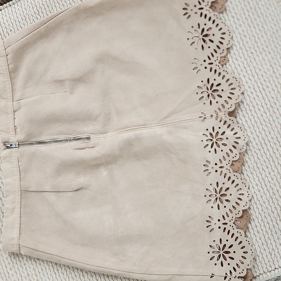 Elegant Tan Skirt with Lace Hem, Hollister, Size 5 - Picture 4 of 5